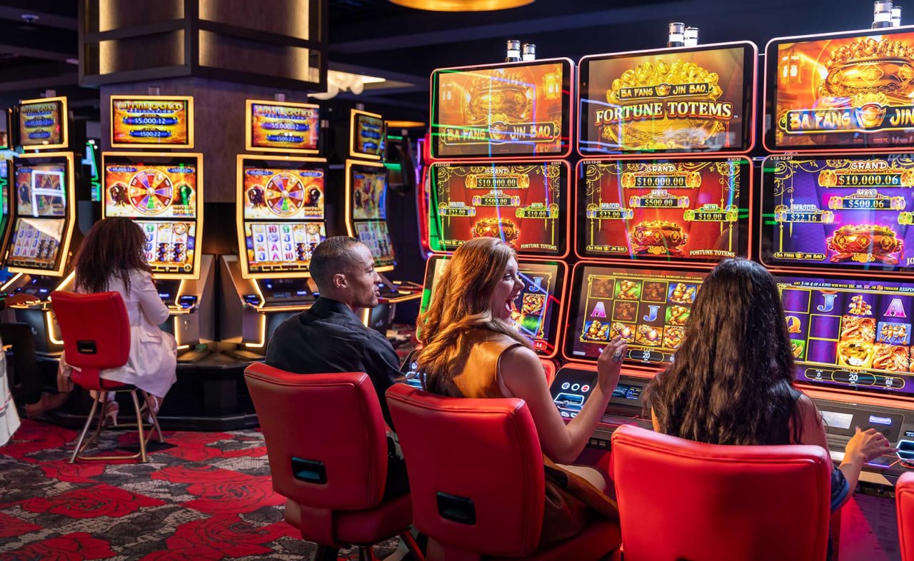 Dealer live casino profesional memandu permainan langsung dengan antarmuka mobile-friendly